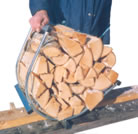 Brennholzbündel auskippen