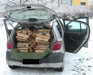 Brennholzbündel im Auto