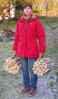 Firewood bundles with carrier handle
